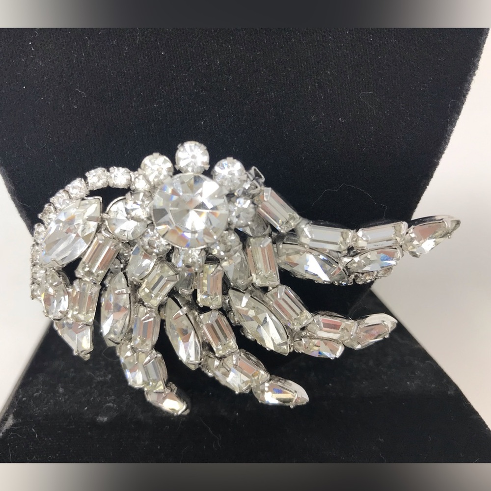 BREATHTAKING! Rare Vintage Kramer of New York Dazzling Crystal Brooch